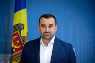 Кто и зачем может следить за Албу?