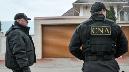 НЦБК проводит обыски по месту жительства подозреваемых в коррупции экс-чиновников