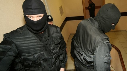 Обыски в домах сотрудников руководящих должностей НБМ
