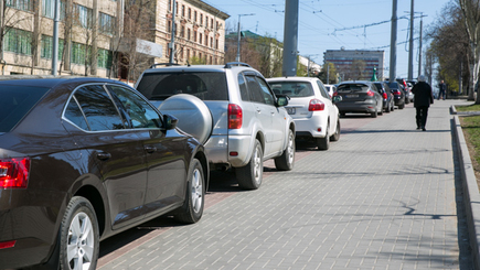Вступают в силу новые положения о стоянке на тротуарах