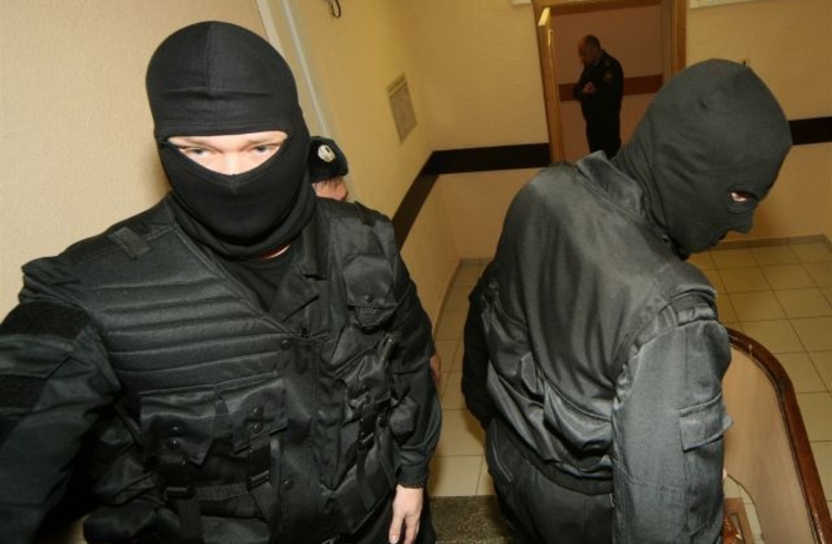 Обыски в домах сотрудников руководящих должностей НБМ