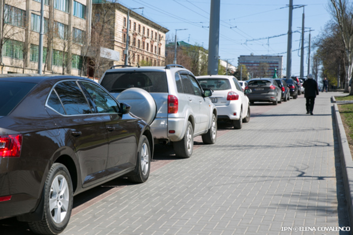 Вступают в силу новые положения о стоянке на тротуарах