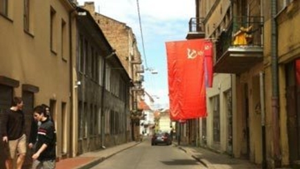 Жителя Вильнюса задержали за вывешенный с балкона флаг СССР