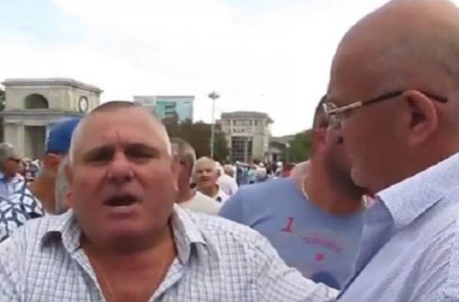 Проклинавший русский язык на митинге получает пенсию в России