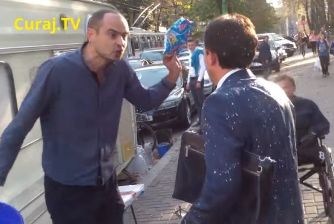 Суд вынес приговор человеку облившему министра молоком