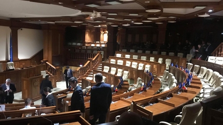 С сегодняшнего дня парламент закрывают для посетителей. Решение приняли после обнаружения коронавируса в Молдове