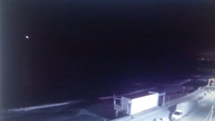 В интернете появилось видео, снятое камерой наблюдения предположительно во время крушения Ту-154 в Сочи