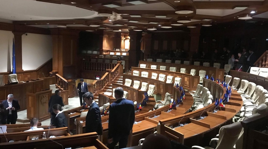 С сегодняшнего дня парламент закрывают для посетителей. Решение приняли после обнаружения коронавируса в Молдове