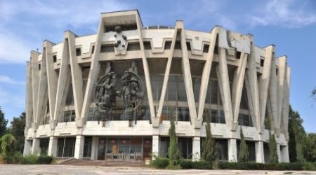 Памятник юмору в Молдове – огромный болт