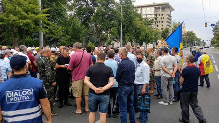 Пять участников протеста ветеранов были сопровождены в полицейский участок