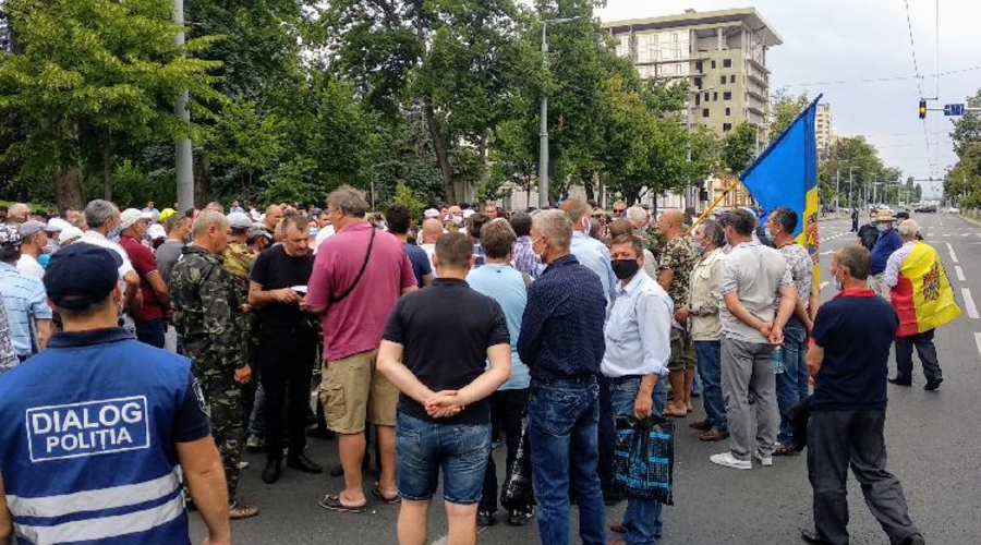 Пять участников протеста ветеранов были сопровождены в полицейский участок