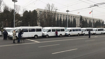 В Молдове парализовано междугородное сообщение: пассажиры не могут уехать с вокзалов
