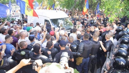 Водителя, въехавшего в толпу протестующих у Moldova 1, задержали на трое суток