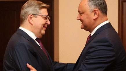 Президент Додон наградил главу миссии Евросоюза в Молдове