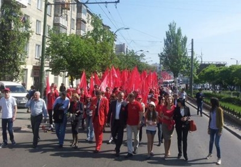 На многих столичных улицаx движение приостановлено