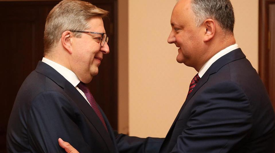 Президент Додон наградил главу миссии Евросоюза в Молдове