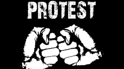 Сотни протестующих взяли штурмом администрацию президента.