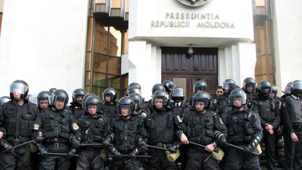 Зарплаты полицейских значительно поднимут