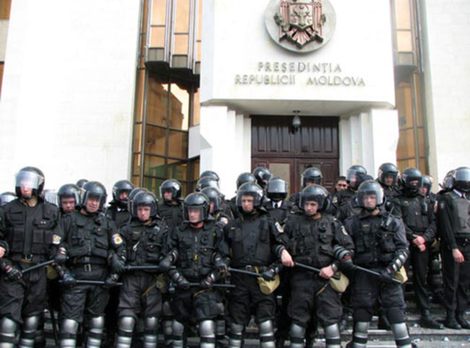 Зарплаты полицейских значительно поднимут