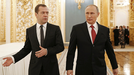 Путин в день рождения повысил зарплаты себе и Медведеву