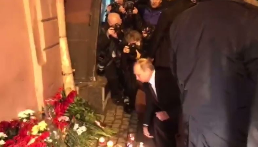 Президент России посетил место теракта в Санкт-Петербурге