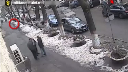 Момент кражи сумки из машины секретаря молдавской митрополии попал на видео