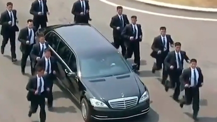 Знаменитые бегающие охранники Ким Чем Ына