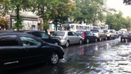 Дождь в Кишиневе. Это второе по опасности стихийное бедствие после Киртоакэ...