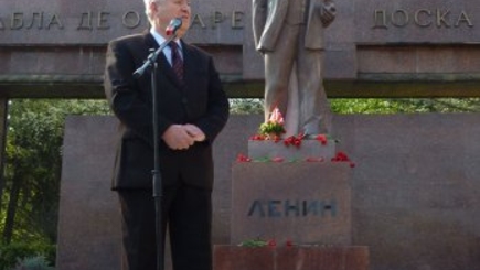 Репрессии и зверства режима не испугали  коммунистов.Они пришли к Ленину...