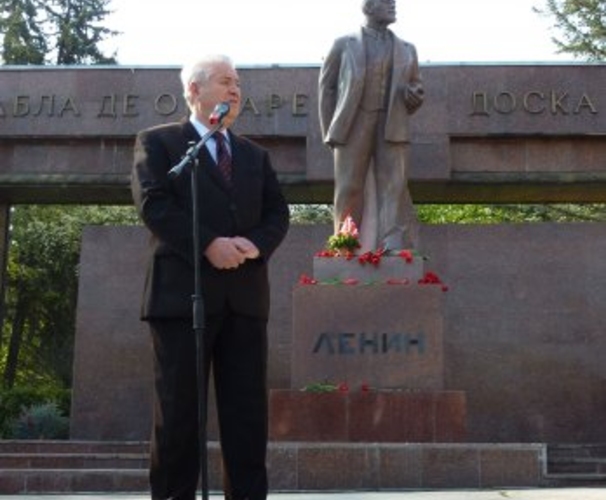 Репрессии и зверства режима не испугали  коммунистов.Они пришли к Ленину...