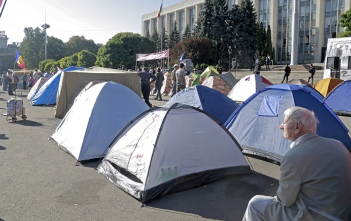 Протестующие держали силой в палаточном городке двух молодых людей
