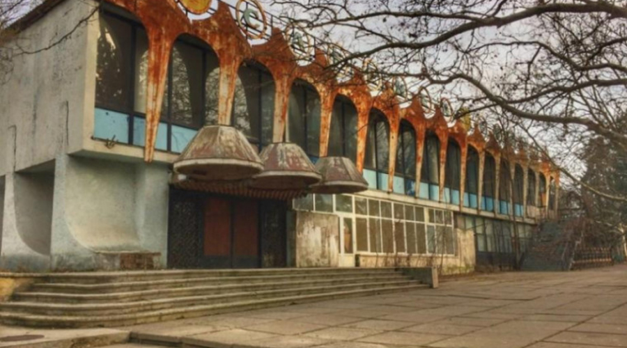 Компания, которая собиралась построить многоэтажный центр вместо кафе «Гугуцэ», подала в суд на Министерство просвещения