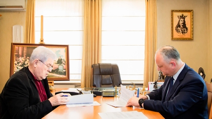 Коммунисты добивают Додона