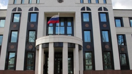 Скоротечный протест пророссийских активистов у стен посольства России. Посол скрылся в Тирасполе.