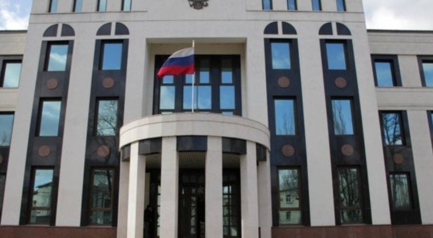 Скоротечный протест пророссийских активистов у стен посольства России. Посол скрылся в Тирасполе.