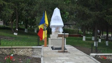 Памятник жертвам голодомора в селе Гайдары