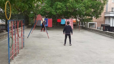 А детишки играют в футбол вопреки всему…