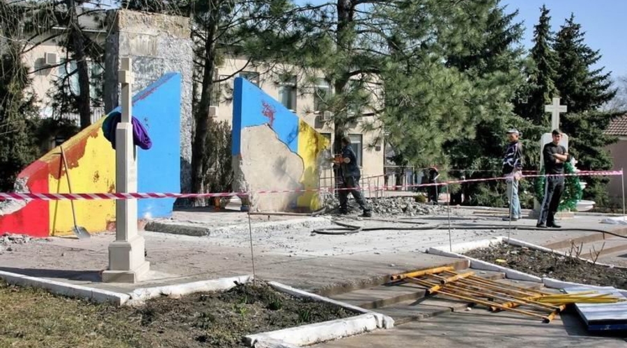 Реставрация или снос памятника советским воинам в Яловенах?