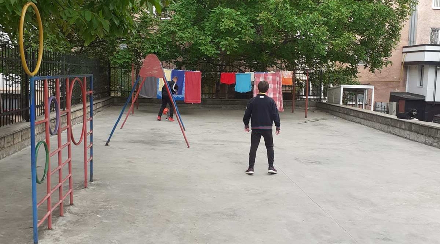 А детишки играют в футбол вопреки всему…