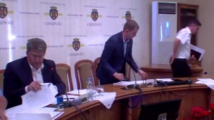 Попытка организовать референдум об отставке Киртоакэ провалилась.