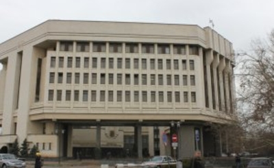 Неизвестные с автоматами ушли из-под парламента и Совмина Крыма