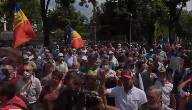 Протест перед зданием Парламента Молдовы  (прямая трансляция)
