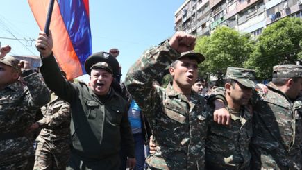 На протест в Ереване вышла группа военных: Минобороны возмущено