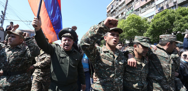 На протест в Ереване вышла группа военных: Минобороны возмущено