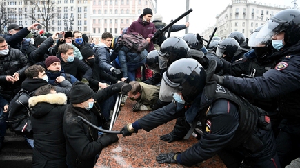 Протесты в поддержку Навального порвали российский бюджет