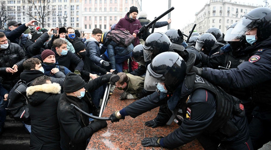 Протесты в поддержку Навального порвали российский бюджет