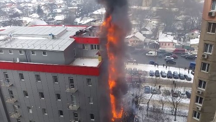 В центре Кишинева горит здание