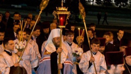 Благодатный огонь привезла накануне делегация Молдавской митрополии