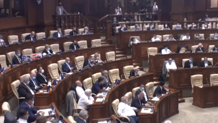 Парламент ушел на каникулы