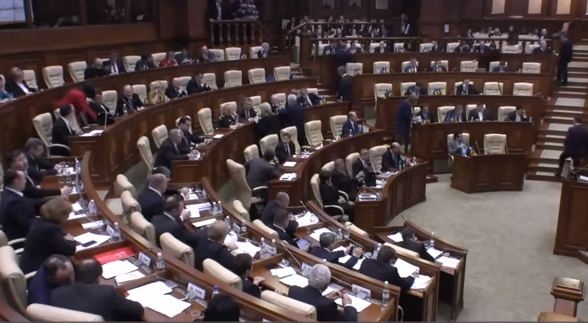 Половина из предложенных Стурзой министров – партийные